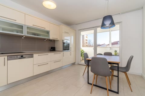 Kitchen or kitchenette, Dining area, minibar, pet friendly, stove