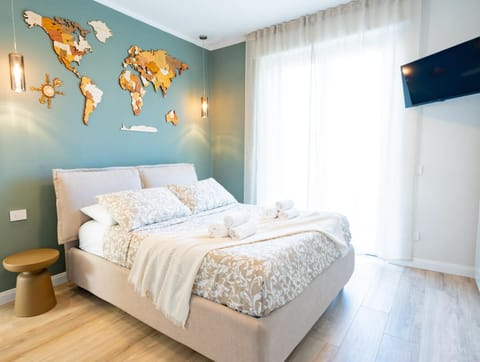 Bed, TV and multimedia, Bedroom