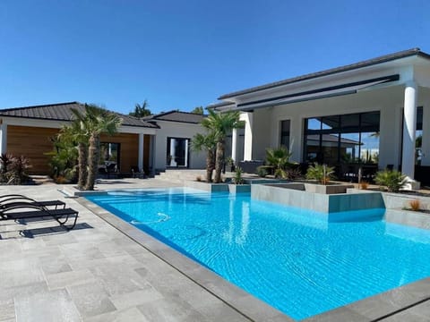 Patio, Swimming pool, sunbed
