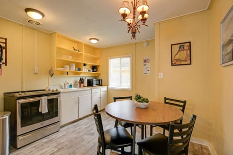 The Hawaiian Cottage 2-Bed by the Sea w fireplace House in Grayland