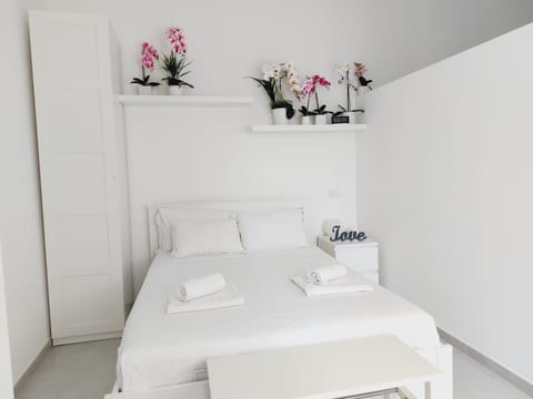 Bed, fireplace, wardrobe