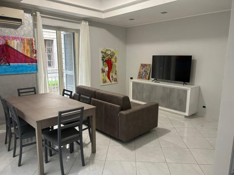 TV and multimedia, Living room, Seating area, Dining area, air conditioner