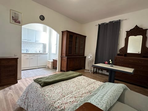 Kitchen or kitchenette, Bedroom