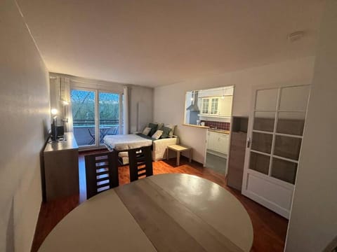 F3 avec balcon 5 min gare SQY et Parking gratuit Apartment in Montigny-le-Bretonneux