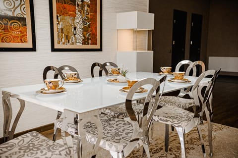 Seating area, Dining area