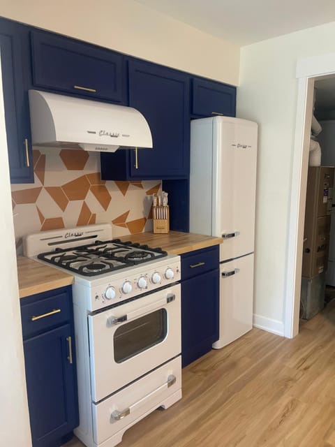 Kitchen or kitchenette, pet friendly, stove