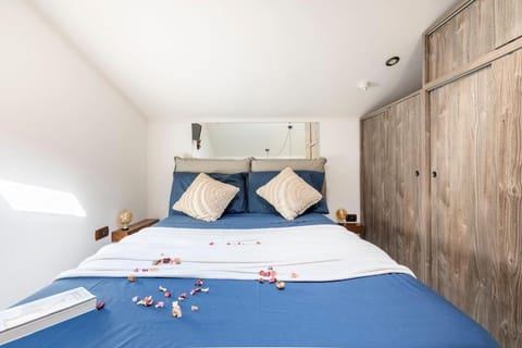 Bed, Photo of the whole room, Bedroom, towels, wardrobe