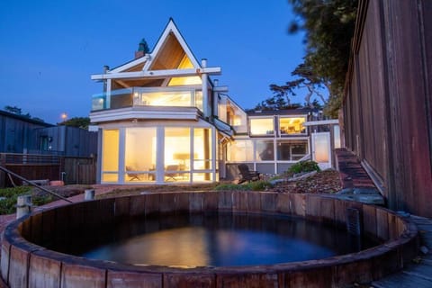 Walk to the Beach from this Ocean Front Home House in Moss Beach