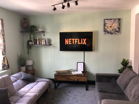 TV and multimedia, Living room, Evening entertainment