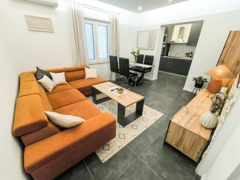 Communal lounge/ TV room, TV and multimedia, Living room, Seating area, Evening entertainment, air conditioner