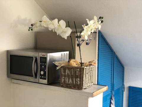 Kitchen or kitchenette, minibar