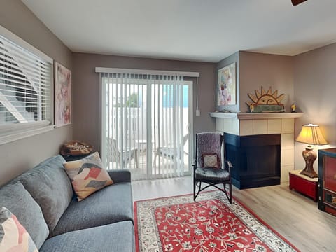 Balcony/Terrace, Living room, Seating area, fireplace, furniture