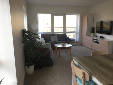 Communal lounge/ TV room, TV and multimedia, Living room, Seating area, Dining area