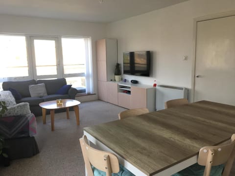 Communal lounge/ TV room, TV and multimedia, Seating area, Dining area