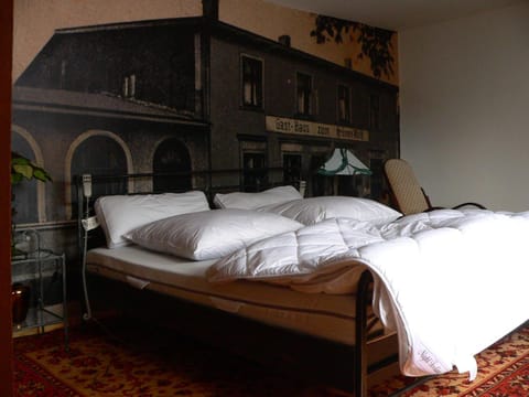 Bed, Photo of the whole room, Bedroom, hair dresser, locker