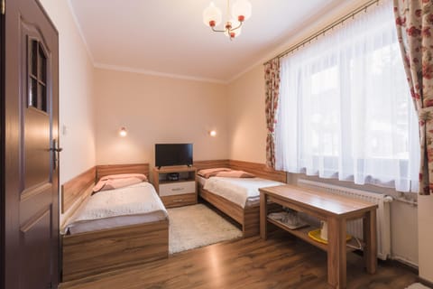 Communal lounge/ TV room, Bed, TV and multimedia, Photo of the whole room, Bedroom
