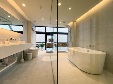 Bathroom, Bath, towels