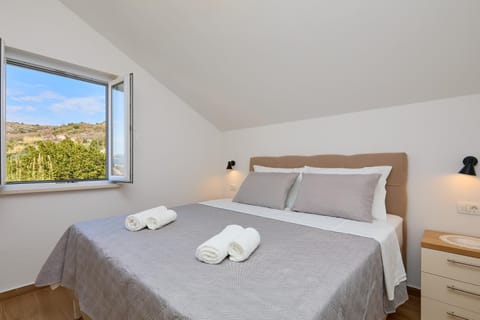 Bedroom, Mountain view