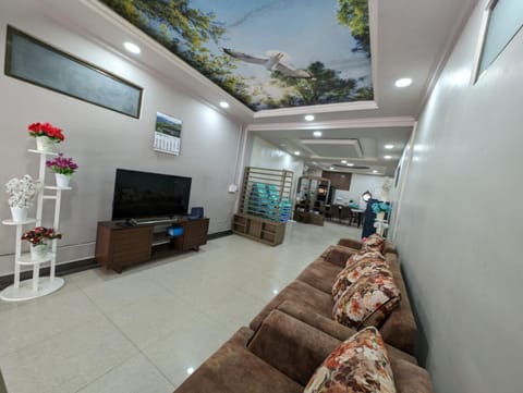 Communal lounge/ TV room, Communal lounge/ TV room, TV and multimedia, Living room, Seating area, Evening entertainment