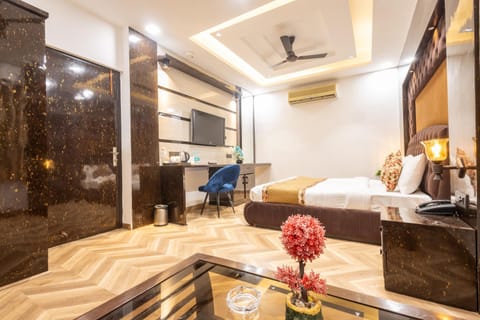 TV and multimedia, Photo of the whole room, Bedroom, fireplace, air conditioner
