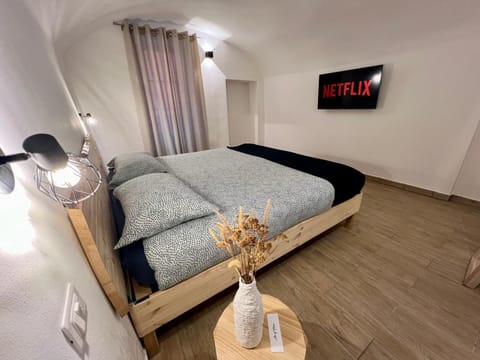 Bed, TV and multimedia, Photo of the whole room, Bedroom
