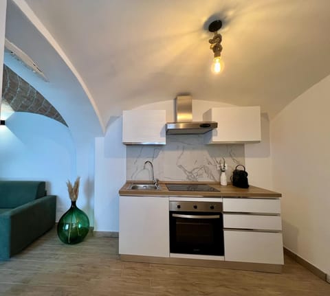 Coffee/tea facilities, Kitchen or kitchenette, stove