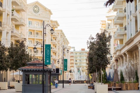 Property building, Nearby landmark, Day, Neighbourhood, Street view, Location