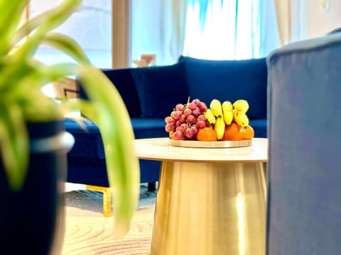 Living room, Food and drinks, Seating area