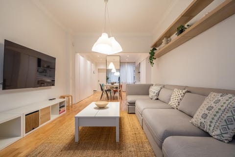 TV and multimedia, Living room, Seating area, Dining area