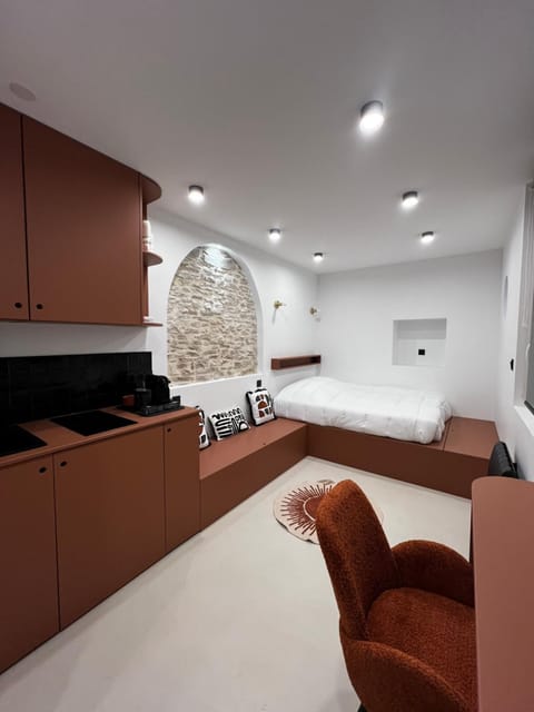 Bed, Kitchen or kitchenette, Photo of the whole room, Seating area, Bedroom