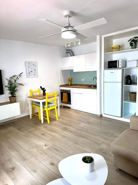 Kitchen or kitchenette, Living room, Dining area, fireplace, minibar, pet friendly, stove