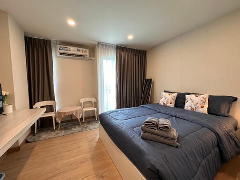Bed, Living room, Photo of the whole room, Seating area, Bedroom, towels, air conditioner