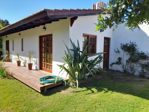 Property building, Patio, Day, Garden