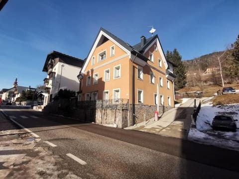 Property building, Neighbourhood