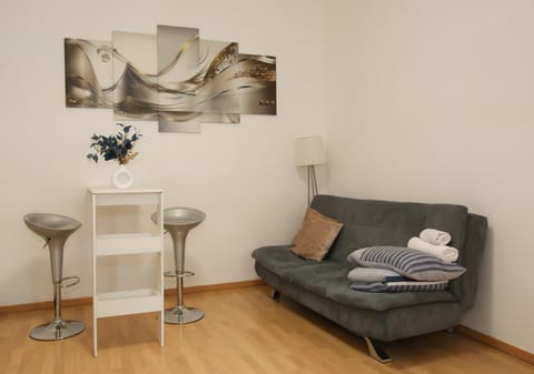 Living room, Seating area, Dining area, towels