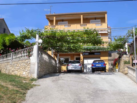 Property building, Summer, Parking