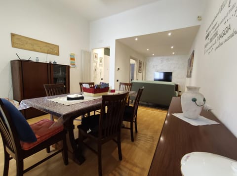 Communal lounge/ TV room, Living room, Dining area, internet