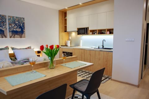 Kitchen or kitchenette, Dining area, minibar, pet friendly, stove