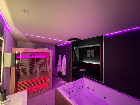 Hot Tub, Sauna, Bathroom, Spa and wellness centre/facilities