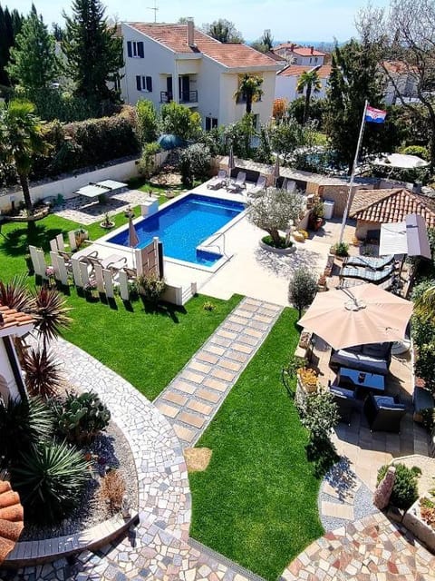 Garden view, Pool view, Swimming pool, Location, sunbed