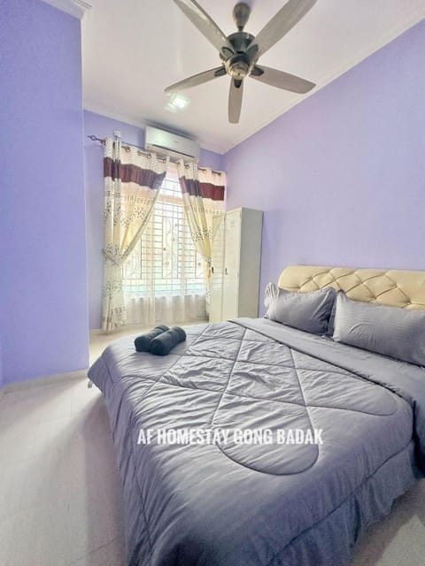 Property building, Bed, Photo of the whole room, Bedroom, Text overlay, fireplace, towels, air conditioner