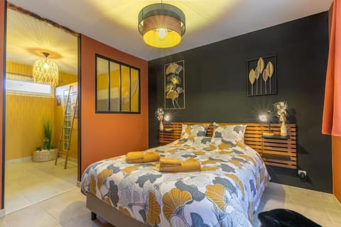 Bed, Bathroom, Bedroom, towels