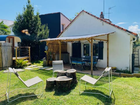 Property building, Patio, Garden, Garden, Dining area, Garden view, Garden view, Inner courtyard view, sunbed