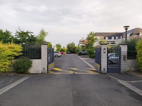 Property building, Facade/entrance, Parking