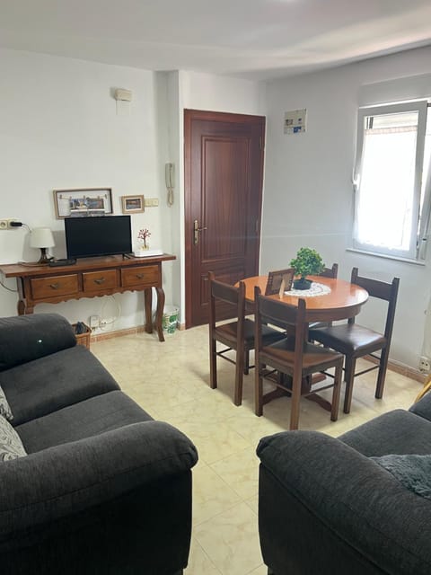 TV and multimedia, Living room, Seating area, Dining area