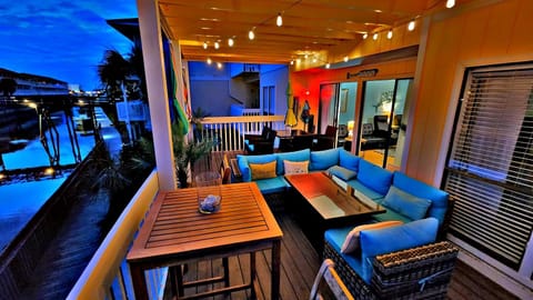 Patio, View (from property/room), Balcony/Terrace, Living room, Seating area