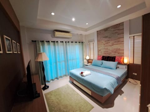 Bed, TV and multimedia, Photo of the whole room, Bedroom, towels, air conditioner