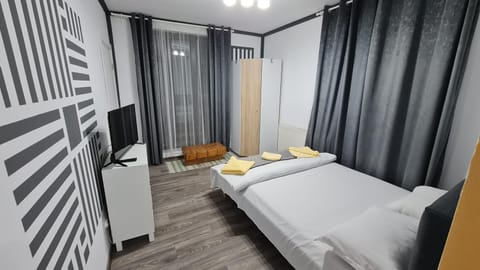 Communal lounge/ TV room, Bed, TV and multimedia, Photo of the whole room, Evening entertainment, Bedroom, wardrobe