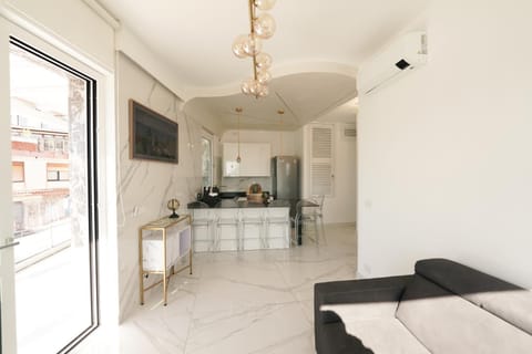 TV and multimedia, Kitchen or kitchenette, Living room, Seating area, Dining area