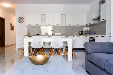 Kitchen or kitchenette, Living room, Seating area, Dining area, minibar, pet friendly, stove